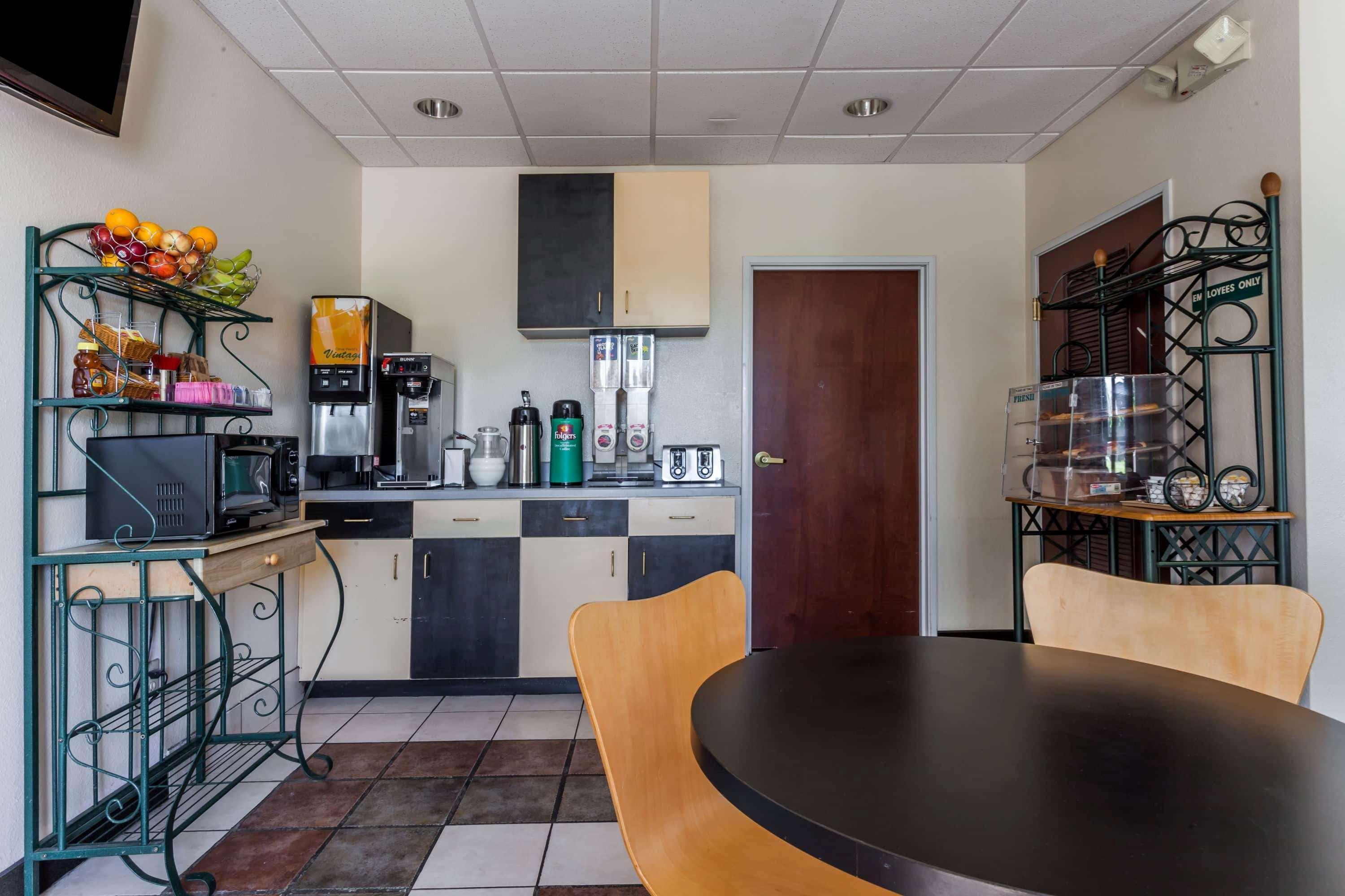 Howard Johnson By Wyndham Airport Луисвил Екстериор снимка